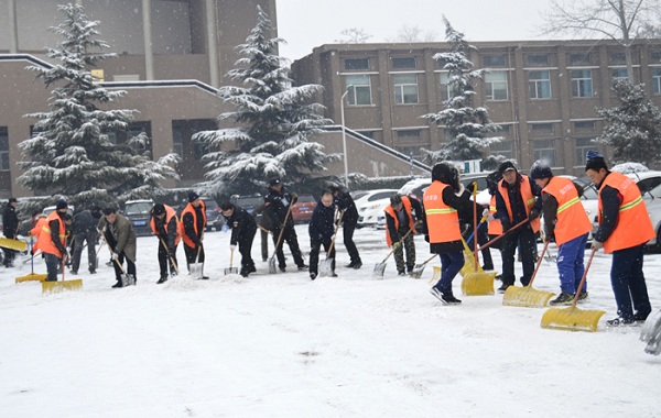 Snow blankets Shanxi University campus