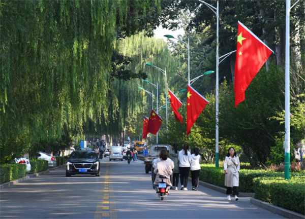 Shanxi uni flag-raising ceremony marks PRC 70th anniversary