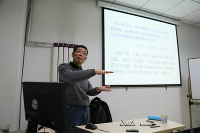 Linguist from Jinan University gives lecture at SXU