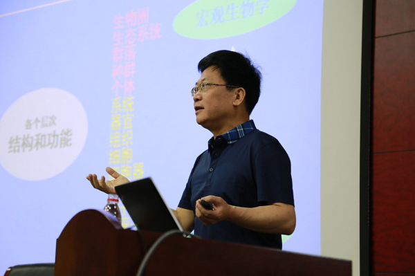 Professor from Wuhan University gives a report at SXU