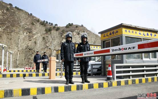 Police ensure public security on Mount Wutai for Lantern Festival