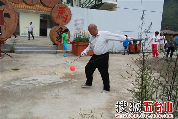 Master Zhai plays diabolo at Tuoliang