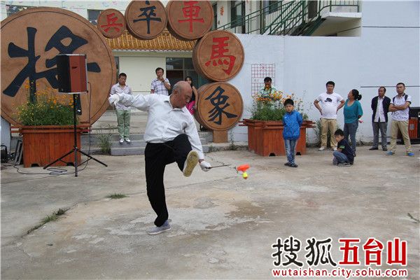 Master Zhai plays diabolo at Tuoliang