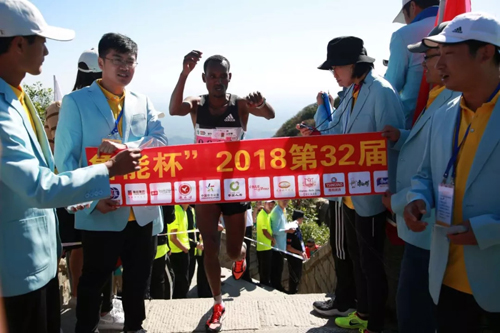 Snapshots from 2018 Mount Tai climbing competition