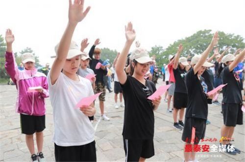 Taiwan youth experience coming-of-age ceremony at Mount Tai