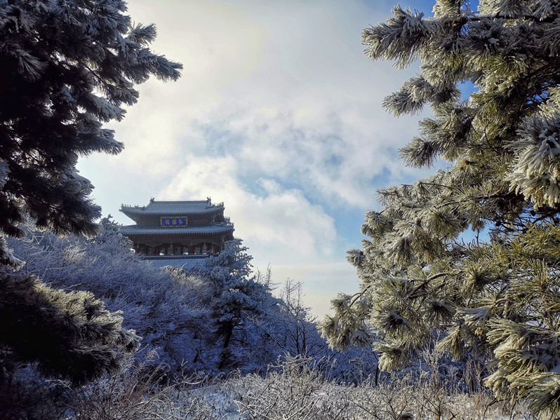 Mount Tai offers stunning views after a heavy snow
