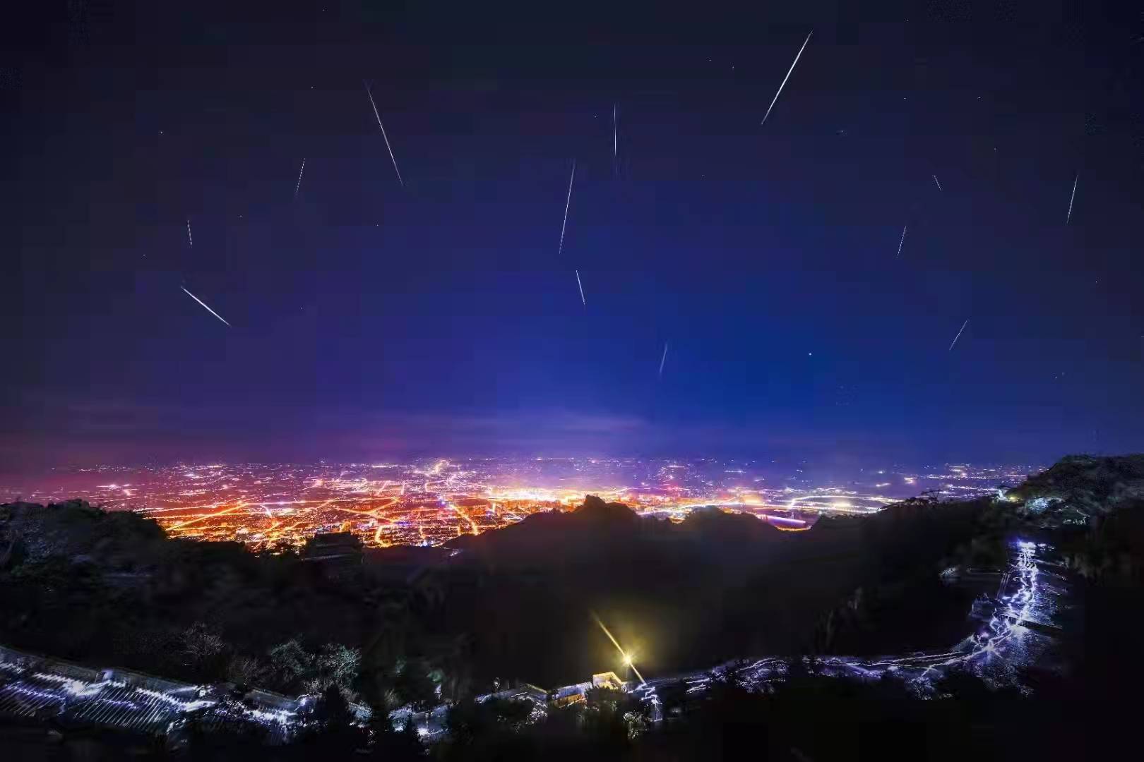 Meteor shower lights up Mount Tai