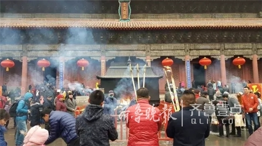 Praying for a fortunate Year of the Rooster at Mount Tai