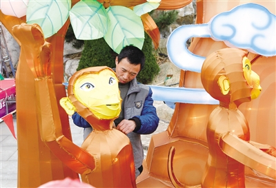 Handcrafted lanterns sell well at Mountain Taishan in Tai'an city