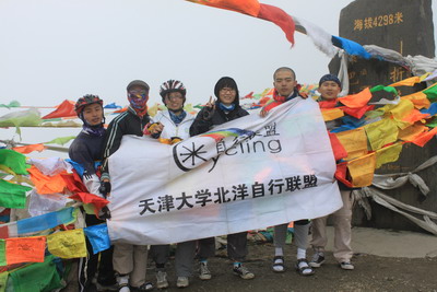 Tianjin students cycle to Tibet