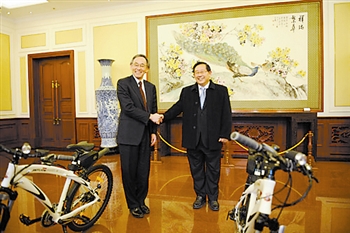 Obama gifted with Flying Pigeon bike