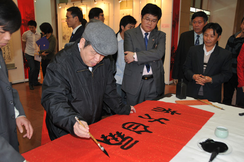 Chinese, Vietnamese artists jointly hold painting and calligraphy exhibition