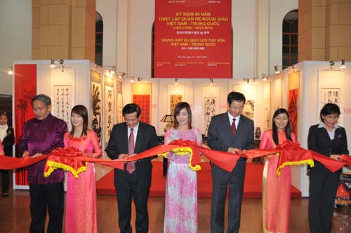 Chinese, Vietnamese artists jointly hold painting and calligraphy exhibition