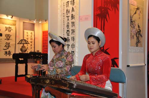 Chinese, Vietnamese artists jointly hold painting and calligraphy exhibition