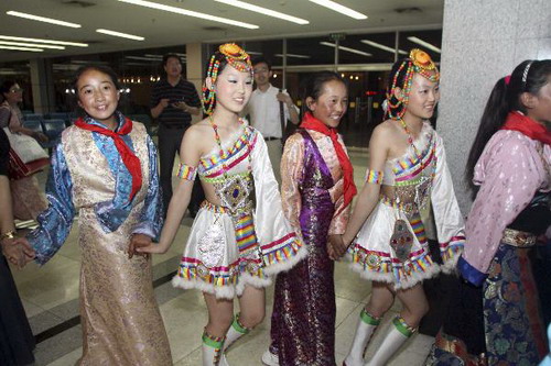 Students from quake-hit Yushu celebrate Children's Day in Tianjin