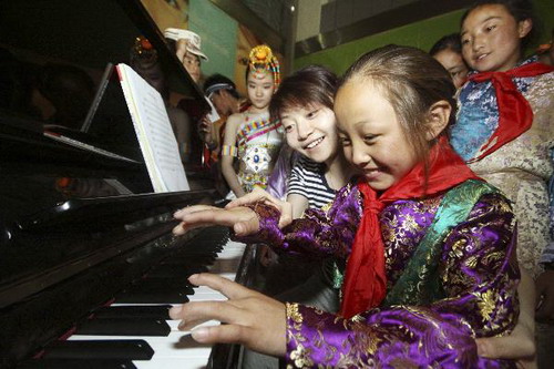 Students from quake-hit Yushu celebrate Children's Day in Tianjin