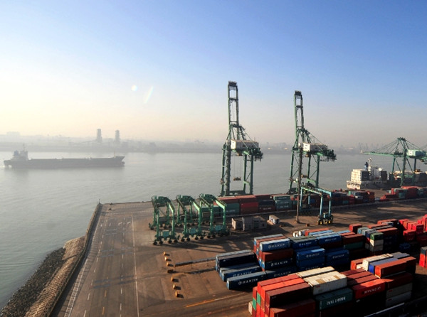 Tianjin Port sees foreign trade up 7.8 pct in Jan-April