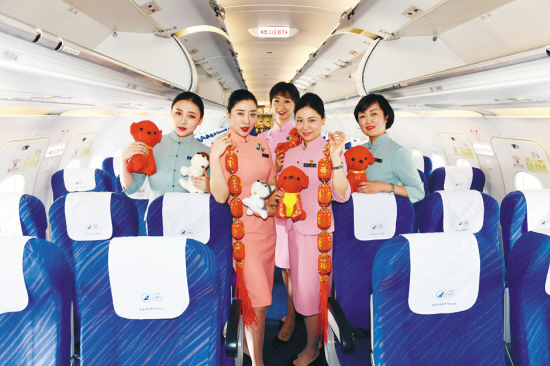 Cabin crew promote traditional culture in <EM>qipao</EM>