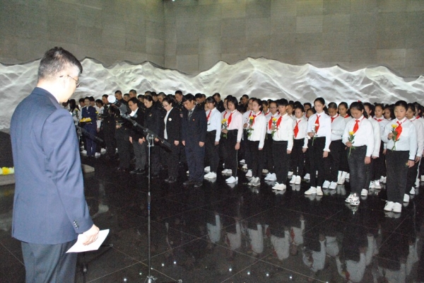 Shenyang residents pay tribute to martyrs
