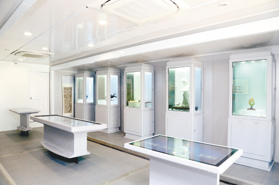 Mobile museum in a van displays Liaoning’s culture