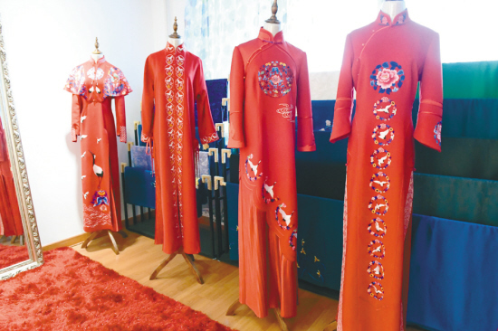 Shenyang craftswoman promotes Manchu embroidery to the world