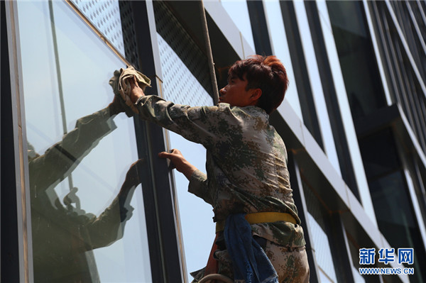 ‘Upper-air beautician’ cleans Shenyang skyscrapers