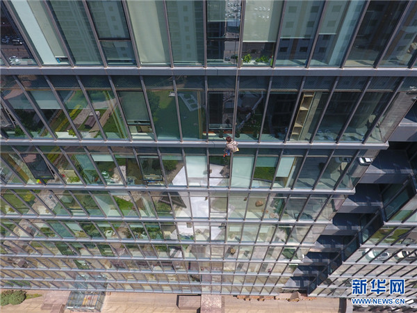 ‘Upper-air beautician’ cleans Shenyang skyscrapers