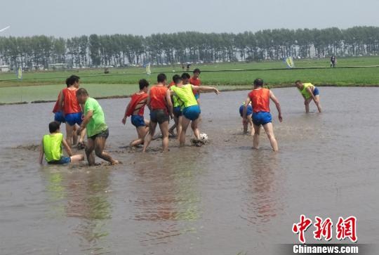 First mud festival held in Shenyang