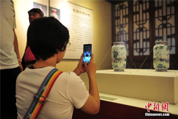 Qing-Dynasty porcelain on display in Shenyang