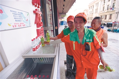 Free drinks offered to outdoor workers in Shenyang