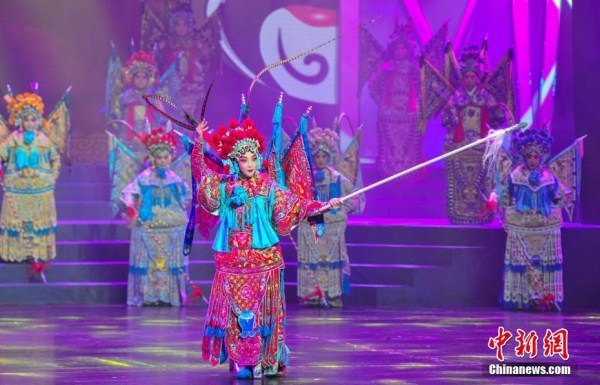 Foreigners treated to gala in Shenyang