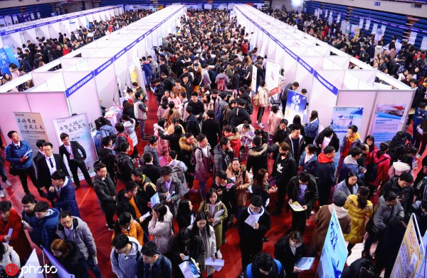 Graduates flock to Shenyang job fair