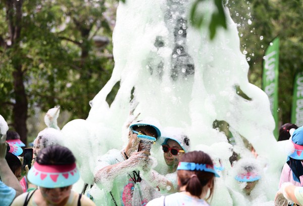 Shenyang holds bubble run event