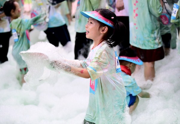 Shenyang holds bubble run event