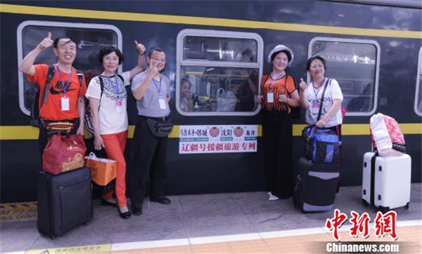 Shenyang Railway Bureau launches tourist train to Xinjiang