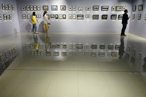 Photo exhibition shines light on Lu Xun