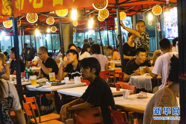Shenyang people enjoy colorful nightlife