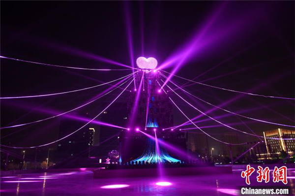 Dazzling outdoor skating rink opens in Shenyang