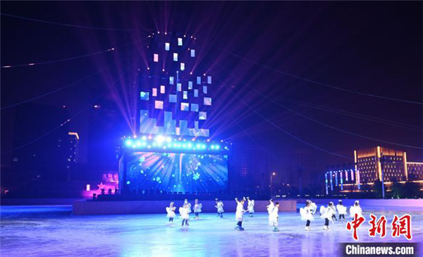Dazzling outdoor skating rink opens in Shenyang
