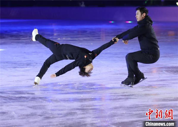 Dazzling outdoor skating rink opens in Shenyang
