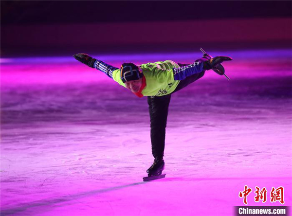 Dazzling outdoor skating rink opens in Shenyang