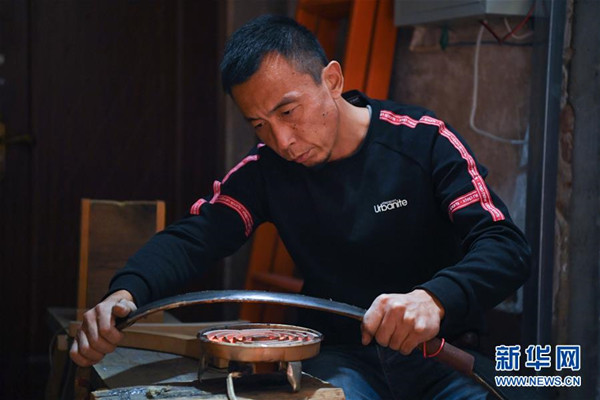 Shenyang craftsman passes on skills of making Xibe bows