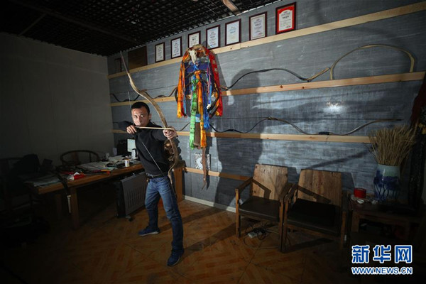 Shenyang craftsman passes on skills of making Xibe bows