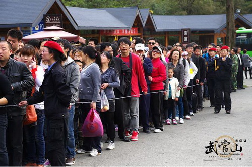 Wudang ushers tourism record on Tomb-Sweeping day