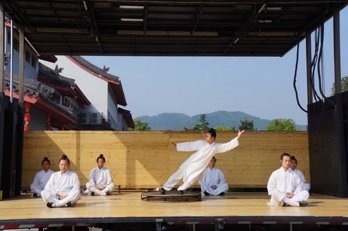 Travelers hit Wudang during May Day holiday