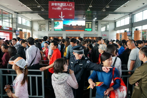 Travelers hit Wudang during May Day holiday