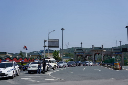 Travelers hit Wudang during May Day holiday