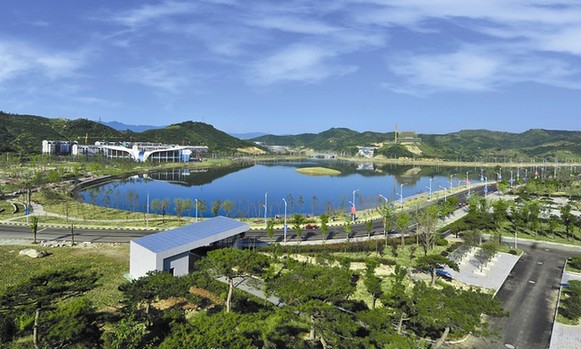 Beautiful scenery around Tai Chi Lake