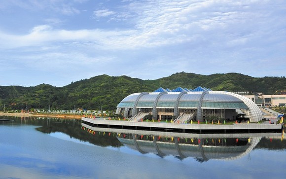 Beautiful scenery around Tai Chi Lake