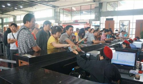 Tourists flow into Wudang on National Tourism Day